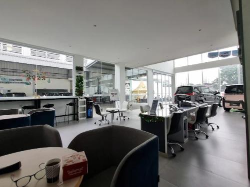 Wuling Arista Kramat Jati, Automotive Dealership | We provide Indonesia infrastructure map on various property sectors and data. Access property listings, infrastructure developments, news, and valuable transaction data for informed decisions.