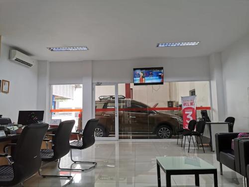 Wuling Arista Kalimalang, Automotive Dealership | We provide Indonesia infrastructure map on various property sectors and data. Access property listings, infrastructure developments, news, and valuable transaction data for informed decisions.