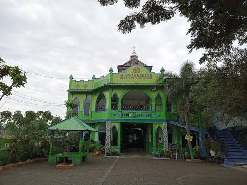 Al Azhar Islamic Junior High School, Private School | We provide Indonesia infrastructure map on various property sectors and data. Access property listings, infrastructure developments, news, and valuable transaction data for informed decisions.