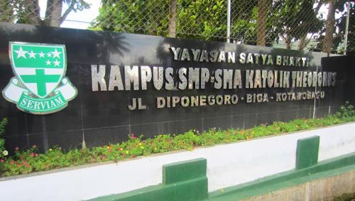 Katolik Theodorus Junior High School, Private School | We provide Indonesia infrastructure map on various property sectors and data. Access property listings, infrastructure developments, news, and valuable transaction data for informed decisions.