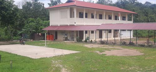 Al Fatih Integrated Islamic Elementary School, Private School | We provide Indonesia infrastructure map on various property sectors and data. Access property listings, infrastructure developments, news, and valuable transaction data for informed decisions.