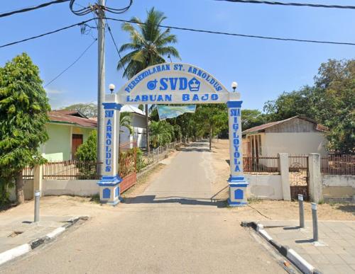 ST Arnoldus Junior High School, Private School | We provide Indonesia infrastructure map on various property sectors and data. Access property listings, infrastructure developments, news, and valuable transaction data for informed decisions.