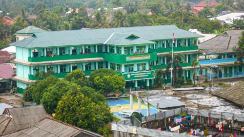 Al Iklhlas Junior High School, Private School | We provide Indonesia infrastructure map on various property sectors and data. Access property listings, infrastructure developments, news, and valuable transaction data for informed decisions.