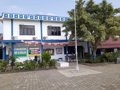 Arrisalah Junior High School, Private School | We provide Indonesia infrastructure map on various property sectors and data. Access property listings, infrastructure developments, news, and valuable transaction data for informed decisions.