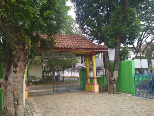 Xaverius Primary School, Private School | We provide Indonesia infrastructure map on various property sectors and data. Access property listings, infrastructure developments, news, and valuable transaction data for informed decisions.