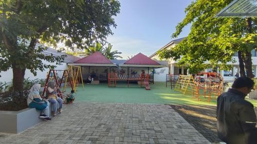 Al Akhyar Islamic Kindergarten, Private School | We provide Indonesia infrastructure map on various property sectors and data. Access property listings, infrastructure developments, news, and valuable transaction data for informed decisions.