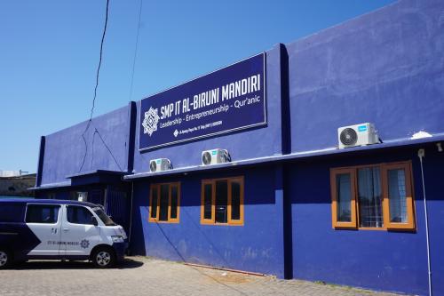 Al Biruni Islamic Junior High School, Private School | We provide Indonesia infrastructure map on various property sectors and data. Access property listings, infrastructure developments, news, and valuable transaction data for informed decisions.
