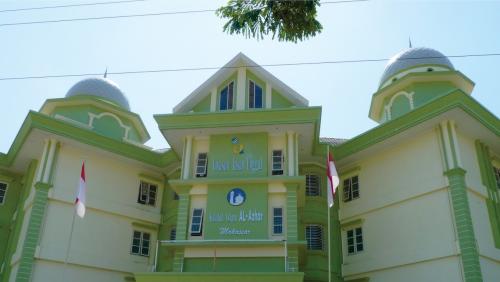 Al Azhar 34 Islamic Primary School, Private School | We provide Indonesia infrastructure map on various property sectors and data. Access property listings, infrastructure developments, news, and valuable transaction data for informed decisions.