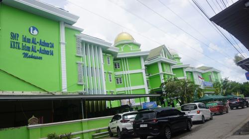 Al Azhar 24 Islamic Junior High School, Private School | We provide Indonesia infrastructure map on various property sectors and data. Access property listings, infrastructure developments, news, and valuable transaction data for informed decisions.