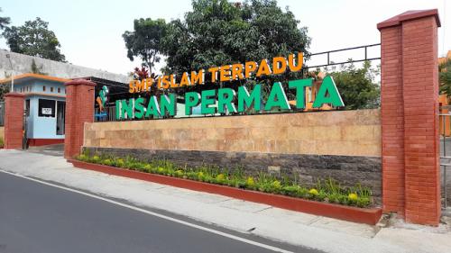 Insan Permata Malang Junior High School, Private School | We provide Indonesia infrastructure map on various property sectors and data. Access property listings, infrastructure developments, news, and valuable transaction data for informed decisions.