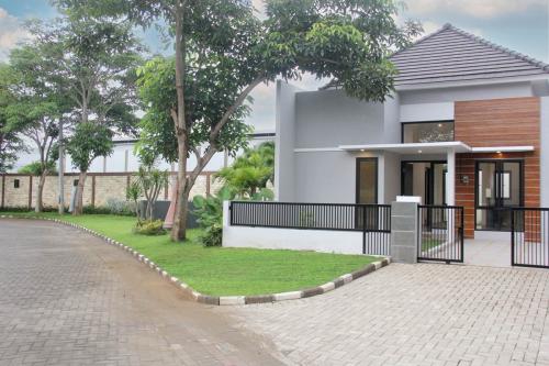 Permata Royal Garden, residential commercial for lease sale, dijual disewakan, PT Graha Intan Kreatif | We provide Indonesia infrastructure map on various property sectors and data. Access property listings, infrastructure developments, news, and valuable transaction data for informed decisions.