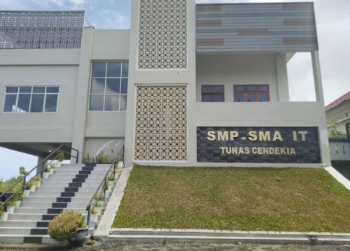 Tunas Cendekia Integrated Islamic Senior High School, Private School | We provide Indonesia infrastructure map on various property sectors and data. Access property listings, infrastructure developments, news, and valuable transaction data for informed decisions.