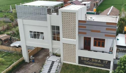 Tunas Cendekia Integrated Islamic Junior High School, Private School | We provide Indonesia infrastructure map on various property sectors and data. Access property listings, infrastructure developments, news, and valuable transaction data for informed decisions.