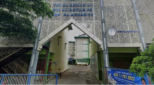 Al-Azhar 33 Junior High School, Private School | We provide Indonesia infrastructure map on various property sectors and data. Access property listings, infrastructure developments, news, and valuable transaction data for informed decisions.