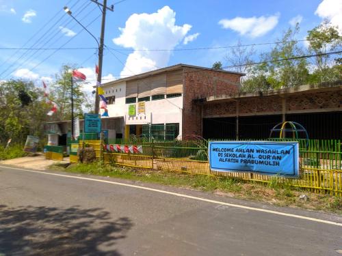 Al Fatih Elementary School Prabumulih, Private School | We provide Indonesia infrastructure map on various property sectors and data. Access property listings, infrastructure developments, news, and valuable transaction data for informed decisions.