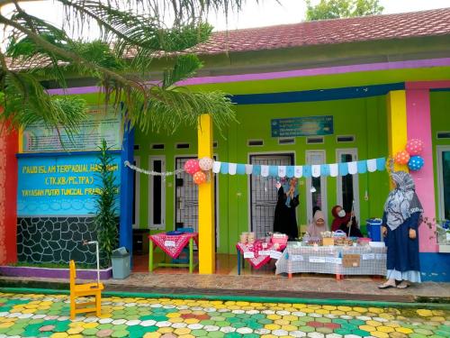 Al Hasanah Islamic Integrated Kindergarten, Private School | We provide Indonesia infrastructure map on various property sectors and data. Access property listings, infrastructure developments, news, and valuable transaction data for informed decisions.