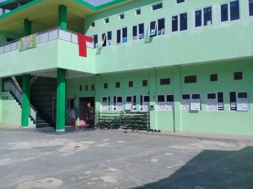 Al Istiqomah Islamic Integrated Junior High School, Private School | We provide Indonesia infrastructure map on various property sectors and data. Access property listings, infrastructure developments, news, and valuable transaction data for informed decisions.