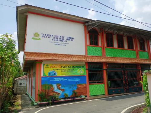 Ishlahul Ummah Islamic Intergrated Kindergarten, Private School | We provide Indonesia infrastructure map on various property sectors and data. Access property listings, infrastructure developments, news, and valuable transaction data for informed decisions.