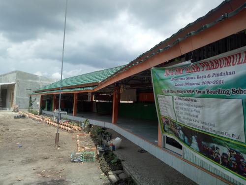 Prabumulih Nature Junior High School, Private School | We provide Indonesia infrastructure map on various property sectors and data. Access property listings, infrastructure developments, news, and valuable transaction data for informed decisions.