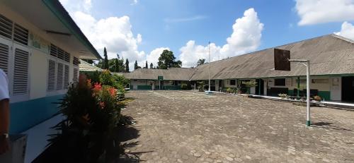 YPS 1 Elementary School, Private School | We provide Indonesia infrastructure map on various property sectors and data. Access property listings, infrastructure developments, news, and valuable transaction data for informed decisions.