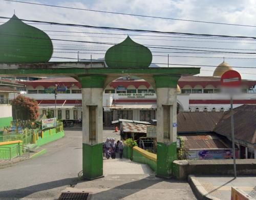 Islamic Jihad Junior High School, Private School | We provide Indonesia infrastructure map on various property sectors and data. Access property listings, infrastructure developments, news, and valuable transaction data for informed decisions.