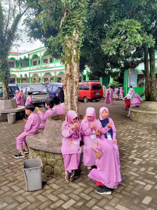 Integrated Lantabur Elementary School, Private School | We provide Indonesia infrastructure map on various property sectors and data. Access property listings, infrastructure developments, news, and valuable transaction data for informed decisions.