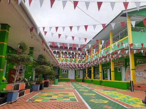 Integrated Insan Madani Elementary School, Private School | We provide Indonesia infrastructure map on various property sectors and data. Access property listings, infrastructure developments, news, and valuable transaction data for informed decisions.