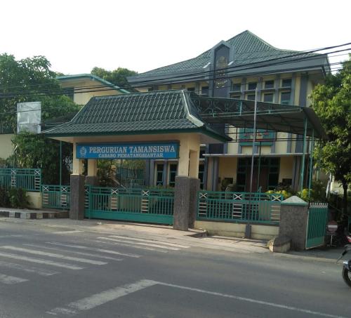 Taman Siswa Seniorr High School, Private School | We provide Indonesia infrastructure map on various property sectors and data. Access property listings, infrastructure developments, news, and valuable transaction data for informed decisions.