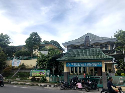 Taman Siswa Vocational High School, Private School | We provide Indonesia infrastructure map on various property sectors and data. Access property listings, infrastructure developments, news, and valuable transaction data for informed decisions.