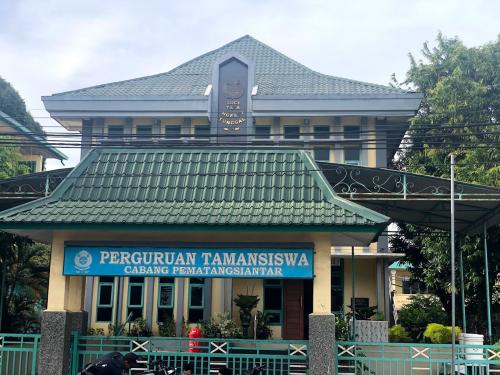 Taman Siswa Junior High School, Private School | We provide Indonesia infrastructure map on various property sectors and data. Access property listings, infrastructure developments, news, and valuable transaction data for informed decisions.