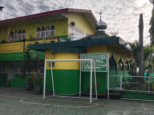 YPHI Elementary School, Private School | We provide Indonesia infrastructure map on various property sectors and data. Access property listings, infrastructure developments, news, and valuable transaction data for informed decisions.