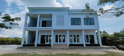 Alam Borneo Islamic Elementary School, Private School | We provide Indonesia infrastructure map on various property sectors and data. Access property listings, infrastructure developments, news, and valuable transaction data for informed decisions.