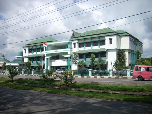 Al Azhar 10 Islamic Senior High Shool, Private School | We provide Indonesia infrastructure map on various property sectors and data. Access property listings, infrastructure developments, news, and valuable transaction data for informed decisions.