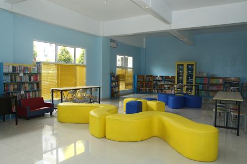 Pelita Cemerlang Secondary School, Private School | We provide Indonesia infrastructure map on various property sectors and data. Access property listings, infrastructure developments, news, and valuable transaction data for informed decisions.