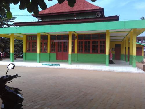 IPHI Elementary School, Private School | We provide Indonesia infrastructure map on various property sectors and data. Access property listings, infrastructure developments, news, and valuable transaction data for informed decisions.
