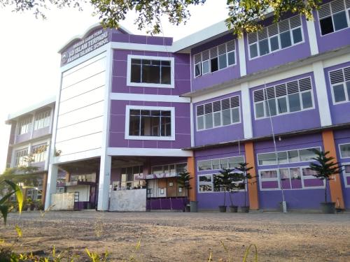 Madani Islamic Elementary School, Private School | We provide Indonesia infrastructure map on various property sectors and data. Access property listings, infrastructure developments, news, and valuable transaction data for informed decisions.