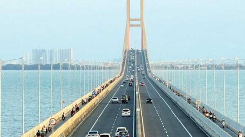 Suramadu Bridge, Landmark | We provide Indonesia infrastructure map on various property sectors and data. Access property listings, infrastructure developments, news, and valuable transaction data for informed decisions.