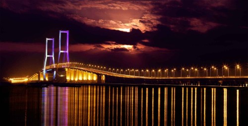 Suramadu Bridge, Landmark | We provide Indonesia infrastructure map on various property sectors and data. Access property listings, infrastructure developments, news, and valuable transaction data for informed decisions.