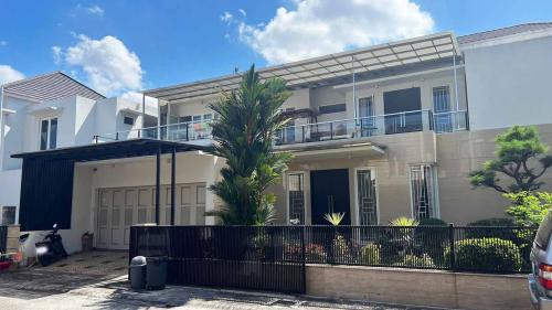 The Gayungsari, residential commercial for lease sale, dijual disewakan | We provide Indonesia infrastructure map on various property sectors and data. Access property listings, infrastructure developments, news, and valuable transaction data for informed decisions.