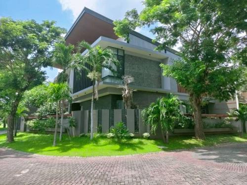 Cluster Royal Vila - Pakuwon City, residential commercial for lease sale, dijual disewakan,  PT Pakuwon Jati Tbk (PWON) | We provide Indonesia infrastructure map on various property sectors and data. Access property listings, infrastructure developments, news, and valuable transaction data for informed decisions.