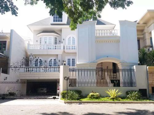 Cluster Royal Vila - Pakuwon City, residential commercial for lease sale, dijual disewakan,  PT Pakuwon Jati Tbk (PWON) | We provide Indonesia infrastructure map on various property sectors and data. Access property listings, infrastructure developments, news, and valuable transaction data for informed decisions.