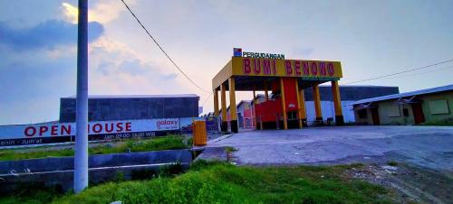 Bumi Benowo Warehouse berlokasi di Jl. Jawar Surabaya, Kecamatan Benowo, Kota Surabaya, Provinsi Jawa Timur. Warehouse ini dikembangkan oleh PT Bumi Benowo Suks...