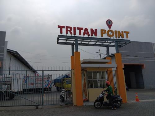 Tritan Point Banyu Urip berlokasi di Jl. Simo Tambaan II, Kecamatan Suko Manunggal, Kota Surabaya, Provinsi Jawa Timur. Warehouse ini dikembangkan oleh Tanrise...