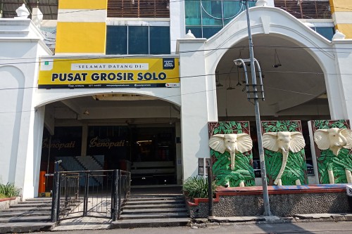 Pusat Grosir Solo, Strata Retail | We provide Indonesia infrastructure map on various property sectors and data. Access property listings, infrastructure developments, news, and valuable transaction data for informed decisions.