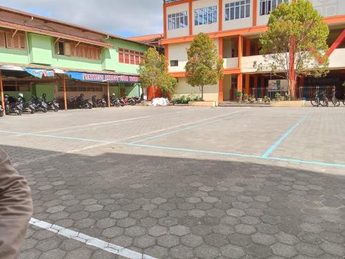 Barito Junior High School, Private School | We provide Indonesia infrastructure map on various property sectors and data. Access property listings, infrastructure developments, news, and valuable transaction data for informed decisions.