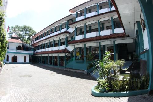 Al Azhar 22 Islamic Primary School, Private School | We provide Indonesia infrastructure map on various property sectors and data. Access property listings, infrastructure developments, news, and valuable transaction data for informed decisions.