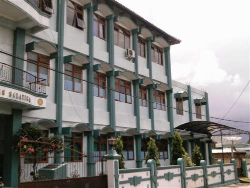 Al Azhar 18 Islamic Junior High School, Private School | We provide Indonesia infrastructure map on various property sectors and data. Access property listings, infrastructure developments, news, and valuable transaction data for informed decisions.