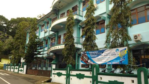 Al Azhar 18 Islamic Junior High School, Private School | We provide Indonesia infrastructure map on various property sectors and data. Access property listings, infrastructure developments, news, and valuable transaction data for informed decisions.