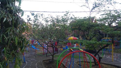 Al Azhar 23 Islamic Kindergarten, Private School | We provide Indonesia infrastructure map on various property sectors and data. Access property listings, infrastructure developments, news, and valuable transaction data for informed decisions.