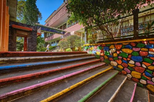 Satya Wacana Senior High School, Private School | We provide Indonesia infrastructure map on various property sectors and data. Access property listings, infrastructure developments, news, and valuable transaction data for informed decisions.